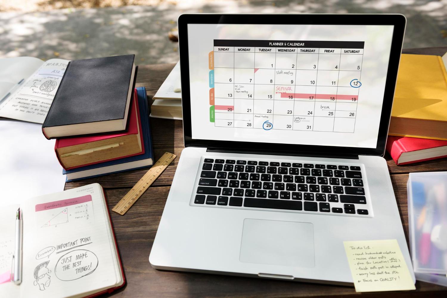 Flexible learning setup with calendar and laptop